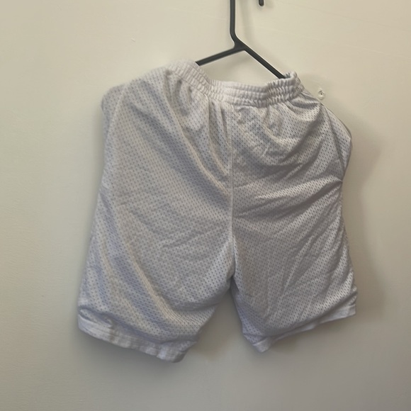 It is a white shorts - Picture 2 of 3